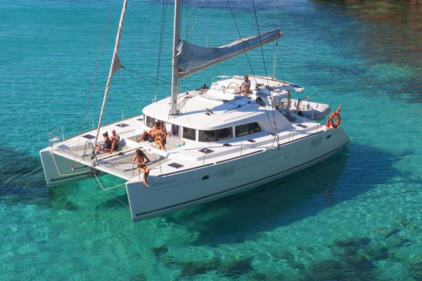 Catamaran Lagoon 440 de alquiler fondeado en Ibiza
