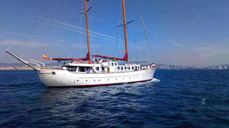 The classic boat for events sailing in Barcelona