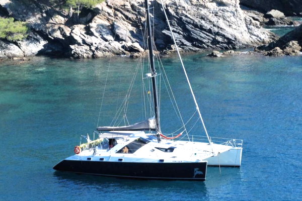Catamarán Privilege 51 fondeado en Ibiza
