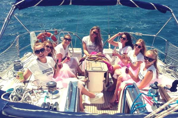 Girls enjoying a sailing tour in Barcelona