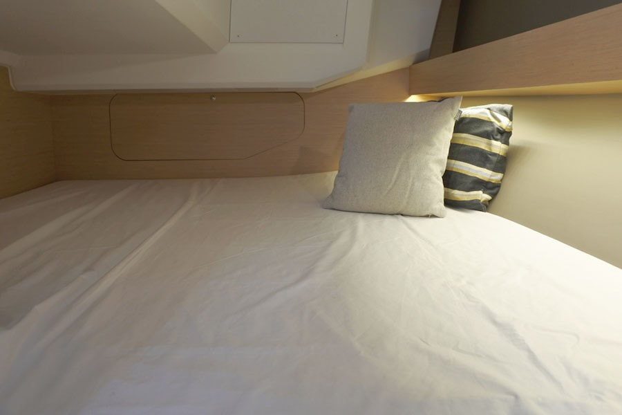 Aft cabin of the Beneteau Oceanis 30.1 for rent in Barcelona
