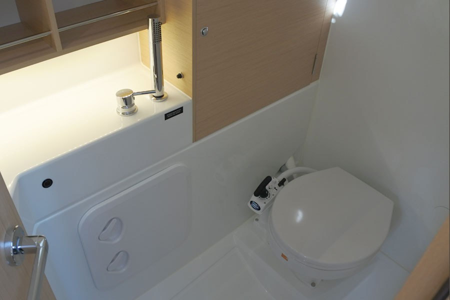 Bathroom with shower of the Beneteau Oceanis 30.1 for rent in Barcelona