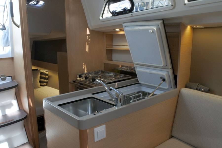 Kitchen area of the sailboat for rent Beneteau Oceanis 30.1 in Barcelona