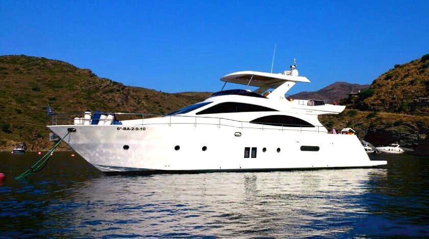 Motor yacht Doveque 70 for rent in Barcelona